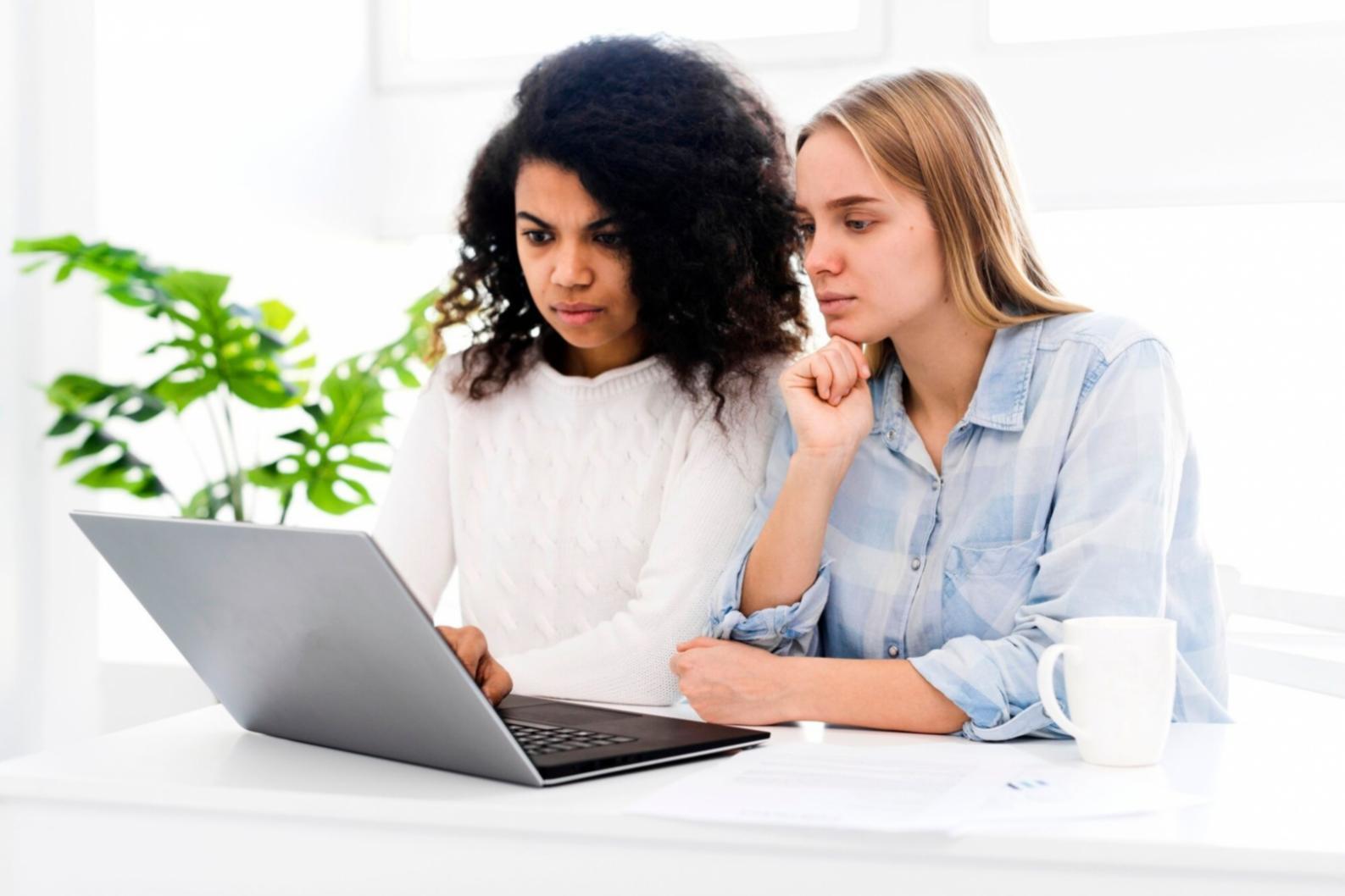 Profesional revisando documentos financieros y planificando estrategias de inversión